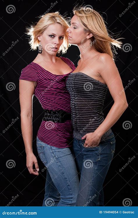 Twee Aantrekkelijke Blonde Kaukasische Vrouwen Stock Foto Image Of Aantrekkelijk Twee