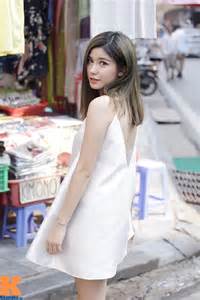 Hot girl Hà Nội khoe vai trần mắt lúng liếng