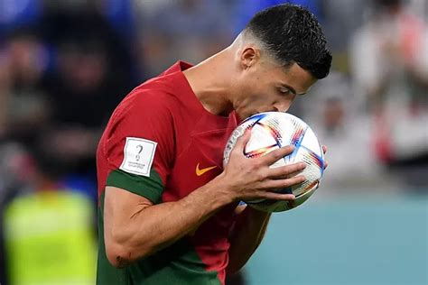 Cristiano Ronaldo Pesepak Bola Pertama Yang Cetak Gol Di 5 Piala Dunia