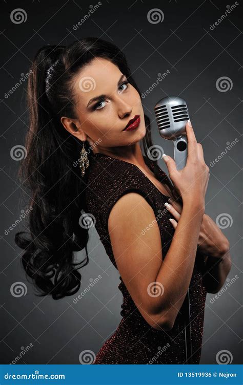Bello Canto Della Donna Del Brunette Fotografia Stock Immagine Di