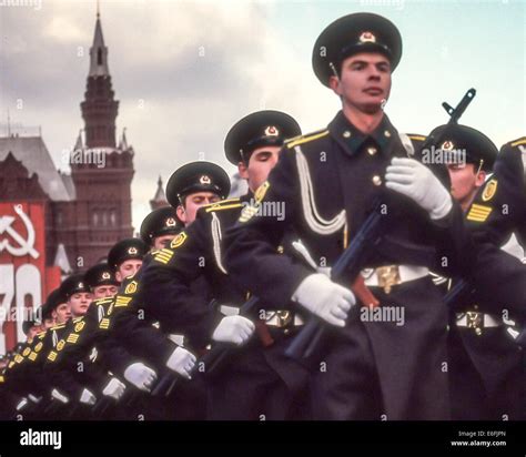 Moscow, Russia. 7th Nov, 1987. A unit of armed Soviet military cadets ...