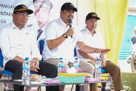 Galeri Foto Bersama Bobby Nasution Serahkan Sertifikat Tanah Menteri