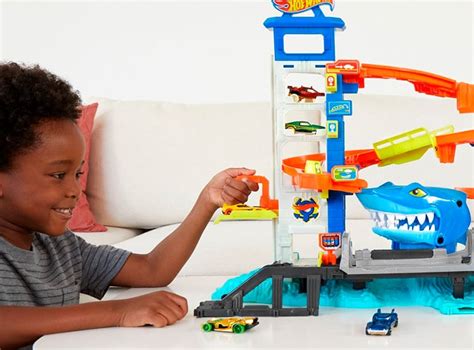 Ripley SET HOT WHEELS CITY ATAQUE EN LA CIUDAD TIBURÓN