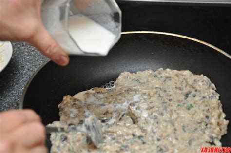 Грибной жульен в кокотнице из кабачка