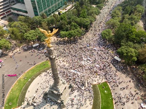 Vista A Rea Sobre El Angel De La Independencia De La Marcha Y