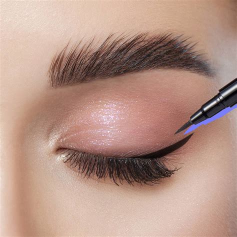 Wing Eyeliner: So ziehst du dir den perfekten Cat-Eye-Lidstrich ...