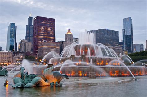 Buckingham Fountain in Grant Park | Famous Chicago Attractions