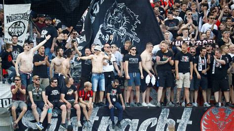 Ultras Del Eintracht Frankfurt Provocan Graves Disturbios En N Poles