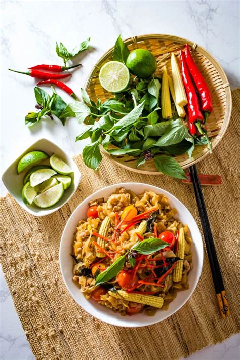 Pad Kee Mao Thai Drunken Noodles Wok And Skillet