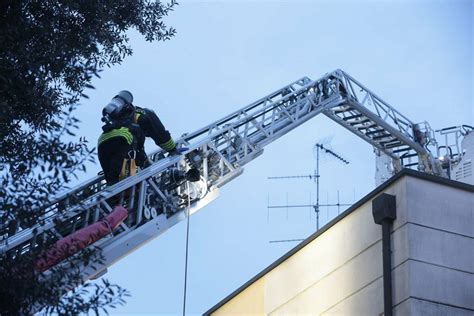 Incendio Nel Cuore Della Notte A Russi A Fuoco Il Tetto Di Un Edificio