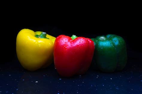 Verduras Frescas Tres Pimientos Rojos Amarillos Y Verdes Dulces