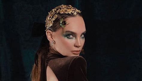 Belinda Enamora Con Arriesgado Mini Bikini Cruzado En Playa Del Carmen