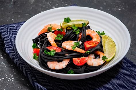 Макароны с чернилами кальмара с лимоном и томатами трав креветок. Лапша ...