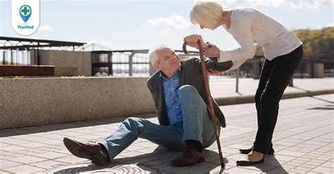 Té ngã ở người cao tuổi: Cách xử trí và phòng chống - YouMed