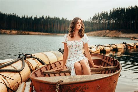 Скачать обои sky trees nature clouds lake model women brunette раздел девушки в