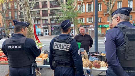 Sécurité Les Patrouilles De Police à Pied Et à Vélo Vont Se