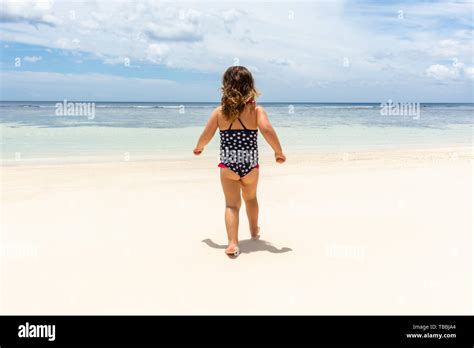 Kleines Mädchen im Bikini auf dem idyllischen Strand Anse Baleine Mahe Island Seychellen