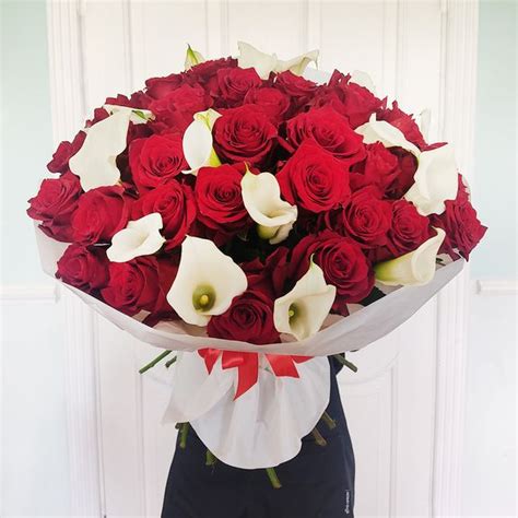 Букет 35 бордовых роз с каллами купить с доставкой в СПб