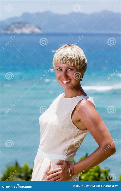 Blonde Avec Les Cheveux Courts Image Stock Image Of Color Fille