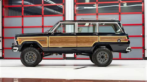 This Restomod Jeep Grand Wagoneer Is Simultaneously Classy and Rowdy