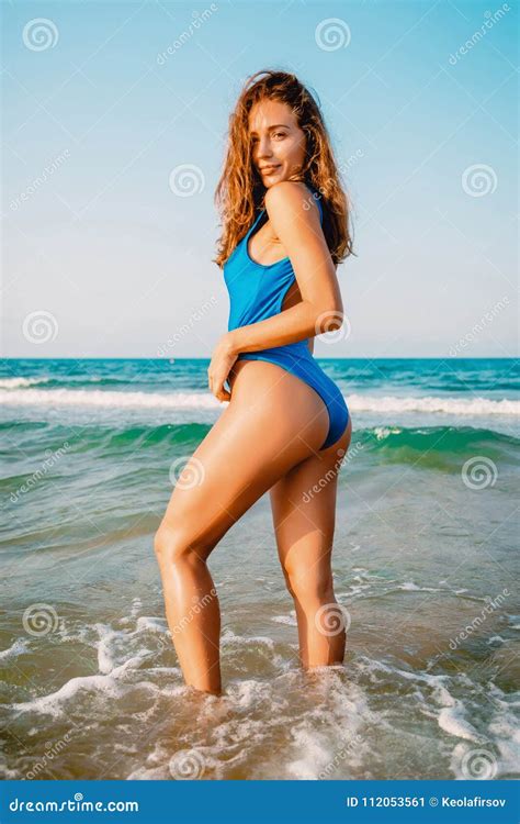Attraktive Frau Im Bikini Auf Meer Tropische Ferien Stockbild Bild