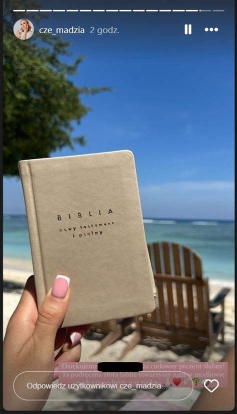 Żona Rafała Mroczka wygrzewa się w bikini i pozuje z Biblią w dłoni