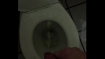 mear en el baño XVIDEOS