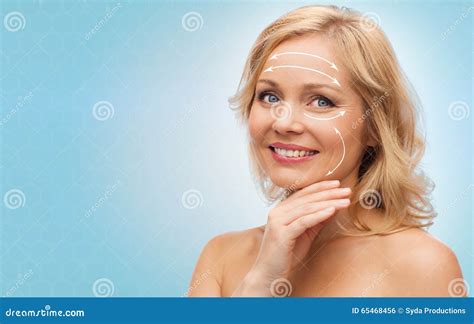 Donna Sorridente Con Le Spalle Nude Che Toccano Fronte Fotografia Stock Immagine Di Splendido