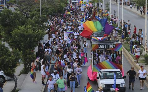Marcha LGBT en Cancún así se celebra el Mes del Orgullo Gay