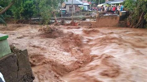 Banjir Bandang Di Agam Jembatan Roboh Dan 1 Sekolah Rusak Berat