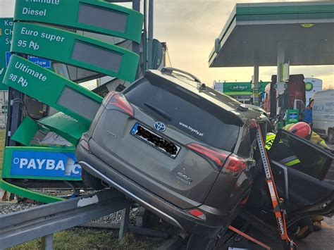 Kierowca wpadł na stację przy DTŚ w Rudzie Śląskiej i roztrzaskał auto