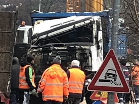 Impegnative Operazioni Per Recuperare Il Camion Piombato Per 40 Metri