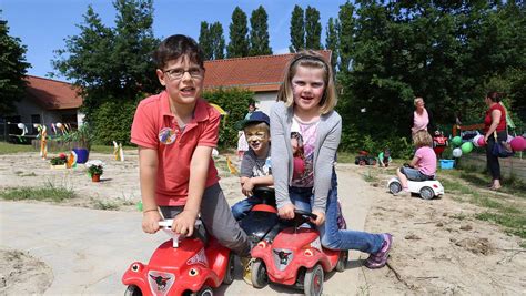 Eltern und Sponsoren bauen Rennstrecke am evangelischen Kindergarten