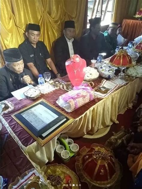 Berikan Mas Kawin Super Mewah Pernikahan Kakek Tahun Viral