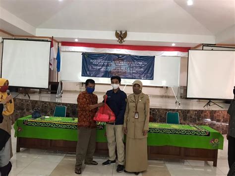 SEREMONI KELULUSAN SISWA SMAN 2 SRAGEN DENGAN KAGIATAN BAKSOS DI TENGAH