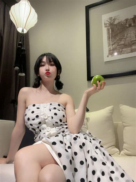 Trẻ đẹp như hot girl vợ hai đại gia Minh Nhựa đi họp phụ huynh bị các cháu cấp 3 dòm ngó