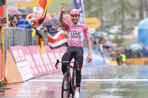 Giro 2024 Tadej Pogacar poursuit sa moisson sur la 16e étape TotalVelo