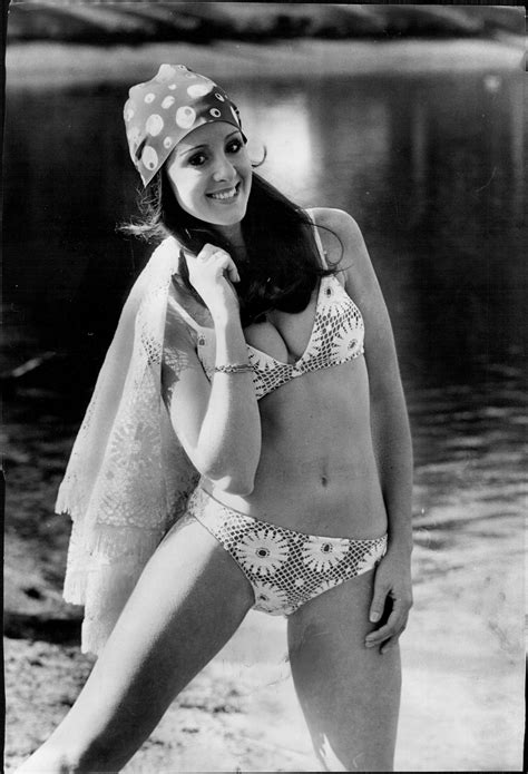 Cómo llevar el bikini con estampado de flores perfecto para Semana Santa 2025 Vogue