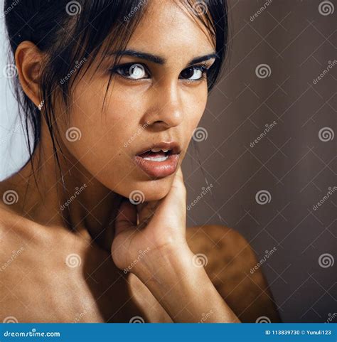 Giovane Donna Latina Di Bellezza Nella Depressione Sguardo Di Mancanza Di Speranza Fashi