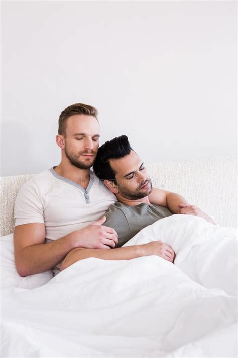 Pares Gay Dormidos Que Mienten En Cama Foto De Archivo Imagen De Afecto Reconfortante