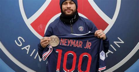 Neymar recebe homenagem do PSG após completar 100 jogos pelo clube