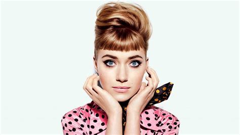 Обои девушка, челка, портрет на рабочий стол