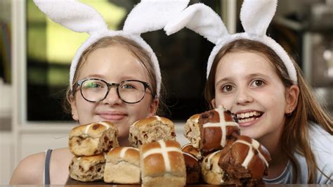 Supermarket Hot Cross Bun Fight Between Coles Woolworths Aldi Begins Gold Coast Bulletin