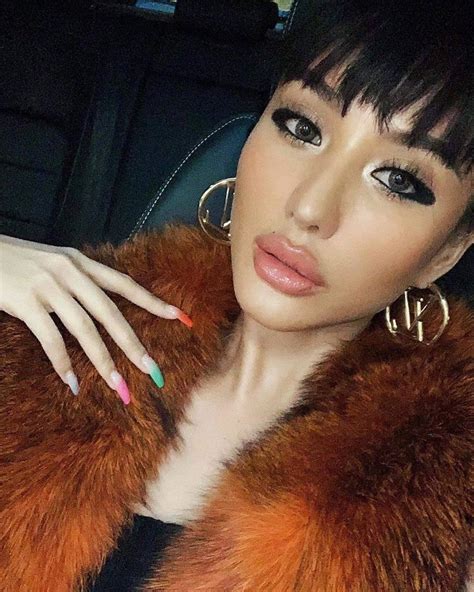 Đi ngược số đông 3 hot mom này lại thích kiểu trang điểm môi bóng nhẫy