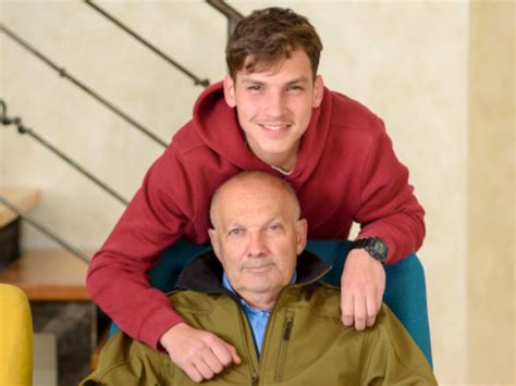 Abuelo Defiende A Su Nieto Gay Y Desconoce A Su Hija Por Correrlo De Casa Cuando Sali Del