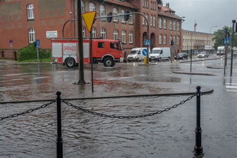 Zielona G Ra Ulice Zamieni Y Si W Rzeki Ulewne Deszcze Zala Y Miasto