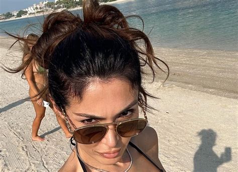 Nora ja qet flakën sheikëve shfaqet veç në bikini gjatë pushimeve në Dubai Ora Info