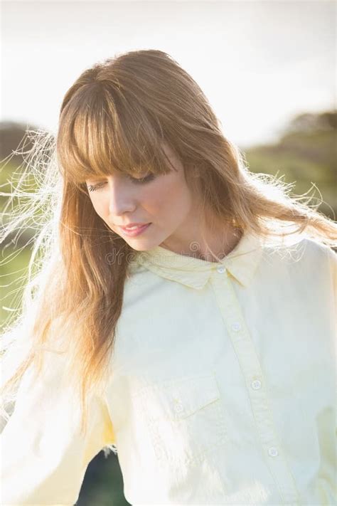 Pose Blonde Attrayante Songeuse Dans La Campagne Photo Stock Image Du Attrayant Type