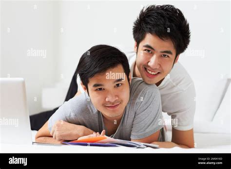 Couple gay au lit homme Banque de photographies et dimages à haute résolution Page Alamy