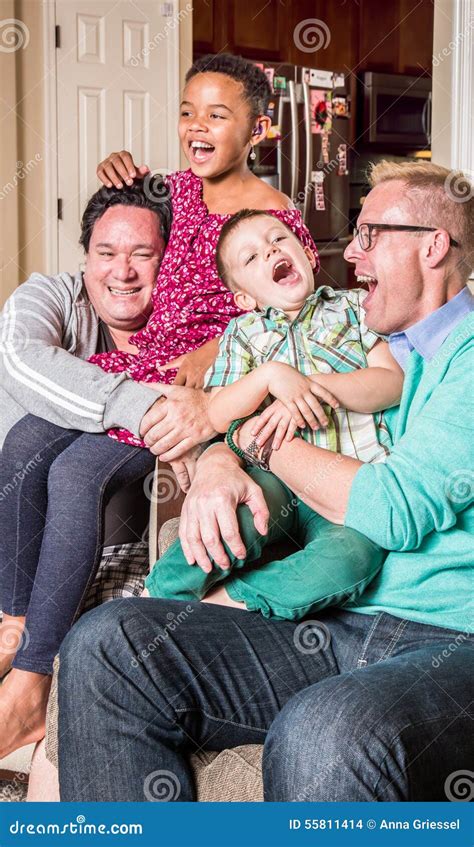 Padres Gay Que Cosquillean a Sus Niños Foto de archivo Imagen de homosexual riéndose 55811414